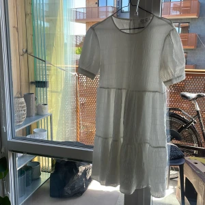 Studentklänning  - Stundentklänning från BYIC. Använd 1 gång på studentmottagningen. I princip i nyskick. Nypris:1200kr