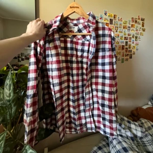 Rutig Skjorta!  - Jätte härlig och cool rutig skjorta från märket Dobber ,den är i jätte skönt material!! Köpt secondhand men den är frf i bra skick! (Köpt för 150 kr) Hör gärna av er vid intresse eller vid frågor osv❤️