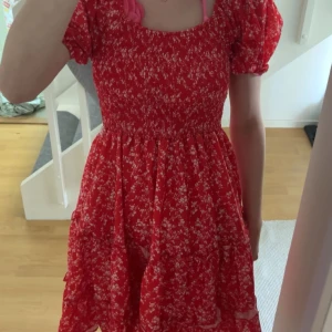 röd klänning - använder ej