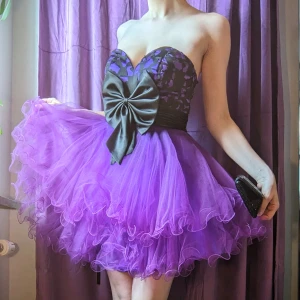 Lila kort balklänning  - 💜Balklänning använd en gång💜 Storlek XS/34 Snörning i ryggen så kan passa någon med storlek 32, eller om man har större byst 🤗