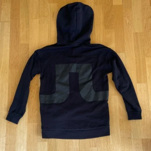 J.Lindeberg hoodie - Tja, Säljer nu en riktigt snygg J.Lindeberg hoodie i riktigt bra skick!|storlek:xs|pris:449kr|modellen är 180cm|hör gärna av er vid funderingar, Mvh!