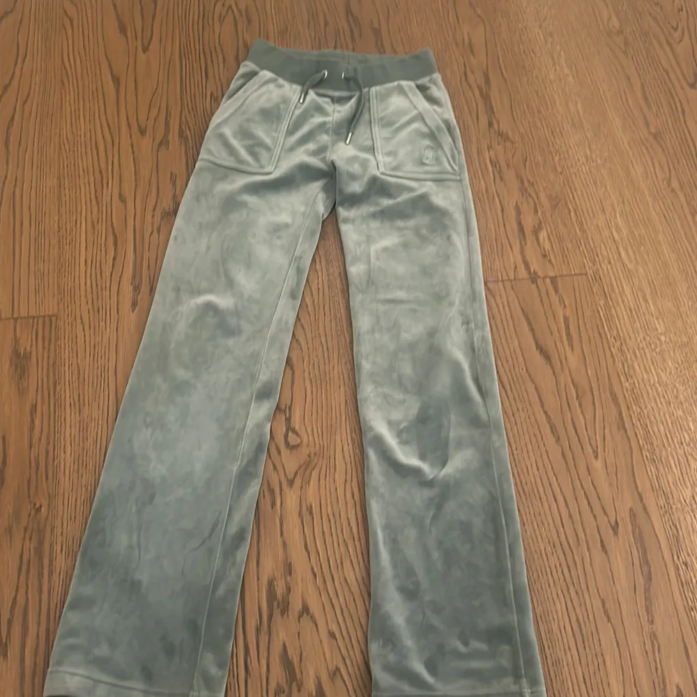 Supersköna juict byxor!! Anvönd ganska många gånger, men de är tvättade!!💕💕. Jeans & Byxor.