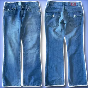 Ett par jätte fina True religion jeans i ett jätte fint skick!  💙Innerbenslängd: 77cm 💙midjemått tvärs över: 40cm Hör gärna av dig ifall du har fler frågor!😊 Storleken är 32 men passar 29/30