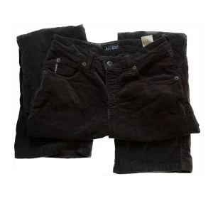 Armani jeans  - Sjukt snygga mörkbruna Armani jeans! Köpt på second hand men är i mycket bra skick!🤎osäker om det är för tjejer eller killar men passar båda könen!