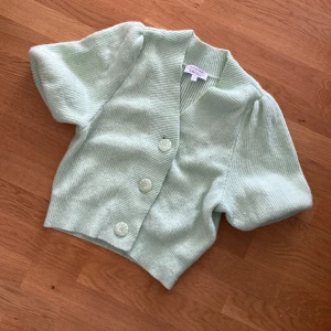 Stickad kofta - Stickad ljusgrön kortärmad kofta från & other stories i ull! Jättefint skick