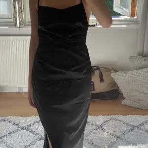 Super fin enkel balklänning som jag hade på min val i 9an!! Säljer då jag inte kommer använda den igen, tror den är köpt på asos eller bubbleroom! Fin med öppen rygg med snörning och slits på sidan!💗 glansigt svart tyg! 