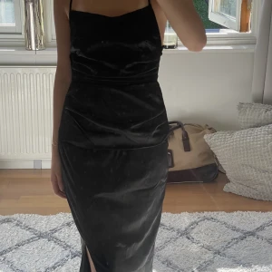 Bal klänning  - Super fin enkel balklänning som jag hade på min val i 9an!! Säljer då jag inte kommer använda den igen, tror den är köpt på asos eller bubbleroom! Fin med öppen rygg med snörning och slits på sidan!💗 glansigt svart tyg! 
