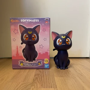 Luna från Sailor Moon figur - Figuren är i bra skick men lådan har små skador. Pris kan diskuteras!