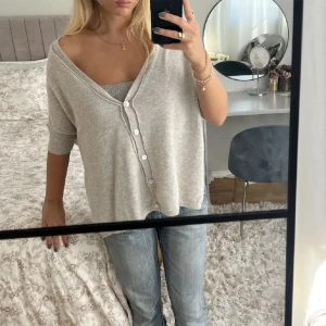 Kashmir kofta🎀 - Säljer denna as najs kofta i 100% Kashmir med slits på sidorna😍😍 inte nopprig eller något och använt fåtal gånger😋