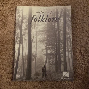 Taylor Swift bok - Säljer denna bok med piano, gitarr och sång ackord till låtarna på Taylor stifts album folklore 🥰 knappt aldrig använd så mycket fint skick ❣️