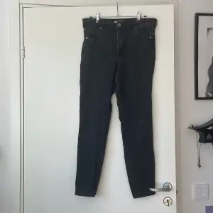 Ett par svarta/mörkgrå jeans med stretch från HM. Använt skick