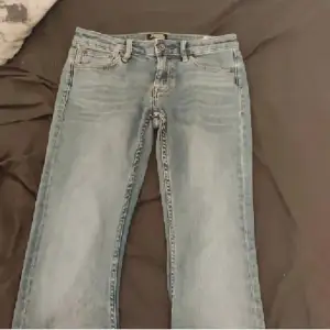 Super fina lågmidjade jeans, väldigt bra skick💓 strl S ungefär, skriv privat vid frågor Kolla gärna in det andra jag säljer !