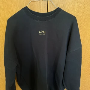 Hugo boss sweatshirt - Snygg Hugo boss sweatshirt i bra skick. 