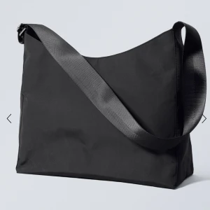 Weekday - SHOPPER - Säljer min väska fr Weekday! Den är i väldigt fint skick. Den kommer inte så mycket till användning bara!   400kr nypris!