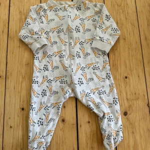 Pyjamas med fot - Pyjamas med fot, fin men en aning urtvättad, lite nopprig. Från Ullared, i storlek 62.
