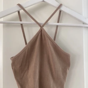 Topp zara  - Topp från Zara i strl S. Skulle säga att den passar en XS-S. Använd några gånger men ser ut som ny, den är inte struken på bilden😅Skriv vid frågor/fler bilder. Pris kan diskuteras❤️