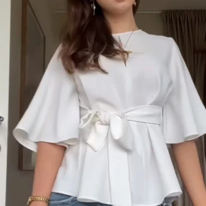 Vit blus från zara - Säljer min jättefina blus från zara💗Använd fåtal gånger men inga defekter💗Den har knyte där bak så man kan knyta en rosett 💕Skriv för mer bilder💕