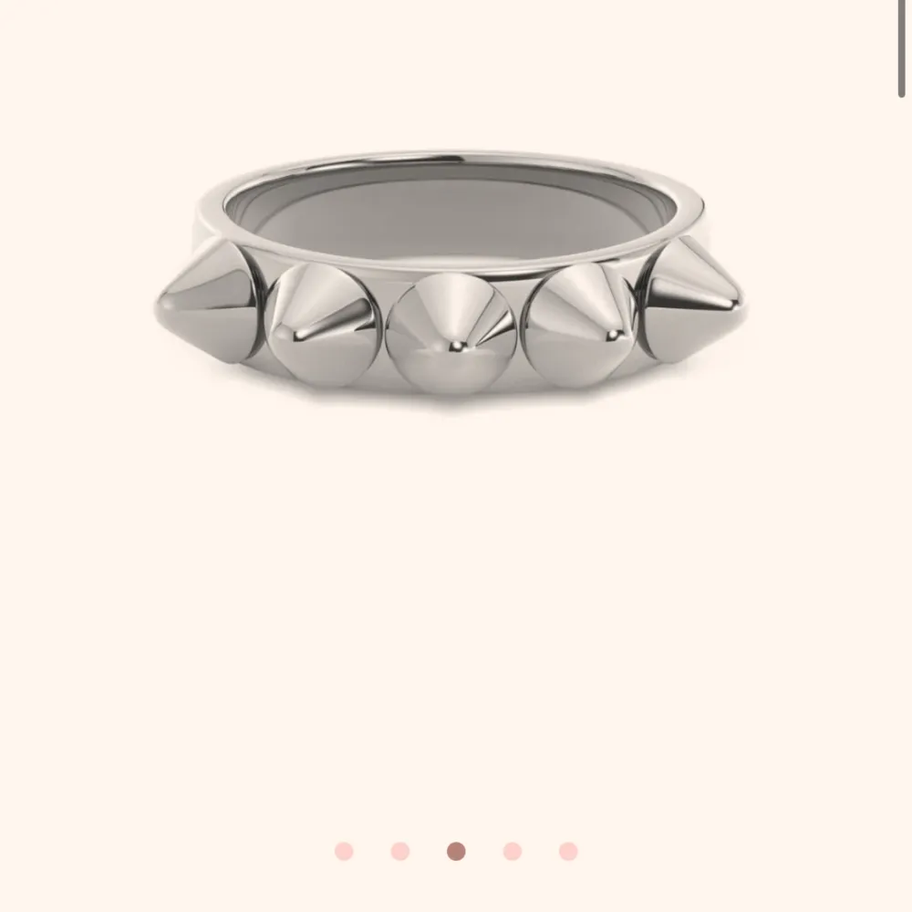 Edblad ring med nitar silver storlek 16.8 . Accessoarer.