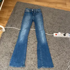 midwaist bootcut jeans, säljer då jag tycker dem sitter för tajt på mig. Knappt använda!! Skriv på dm för fler bilder/frågor💕💕