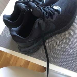 Svarta Nike skor. Som nya testade en gång. Storlek 38. Nypris 599kr