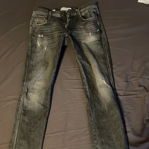 Replay jeans  - Tjena! Säljer nu ett par rikigt feta replay jeans, skicket är nästintill perfekt förutom att det var ett litet hål i baksidan av dom som laggades oss en skräddare däräv priset men det är inget som syns! Om ni har mer frågor så är det bara att skriva😃