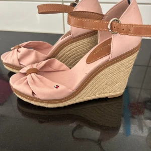 Espadrillos från Tommy Hilfiger - Oanvända, endas provade, espadrillos från Tommy Hilfiger. Storlek 37 men passar snarare någon med storlek 36.  Ljusrosa och supersnygga.