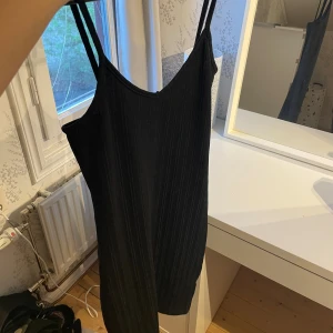 Stickad tunn klänning - Säljer denna söta klänning perfekt till sommaren, sitter snyggt på 👌💕 