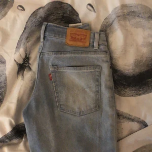 Levi’s byxor  - Tja,säljer ett par fina Levis byxor 😉 Dem är i skicket 8/10 eftersom att jag har använt dem, säljer dem för att dem är för små☝️ Skriv om ni är intresserade 🤩
