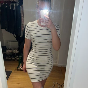 Skön sommarklänning! - Superskönt svart- och vitrandig klänning att ha nu i sommar! Storlek 40 men sitter som en 36/38. 