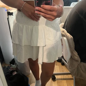 Vit kjol - Säljer denna vita fina volangkjol eftersom att den inte kommer till användning. Den är använd fåtal gånger förra sommaren så fortfarande i väldigt fint skick! Den är i tjockare material så är inte alls genomskinlig💗