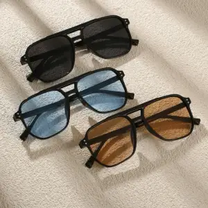 Säljer dessa solglasögon perfekta till sommaren, du får också med ett smidigt fådral. 149kr  (ett par brillor) 249kr (två par brillor) 299kr (tre par brillor)