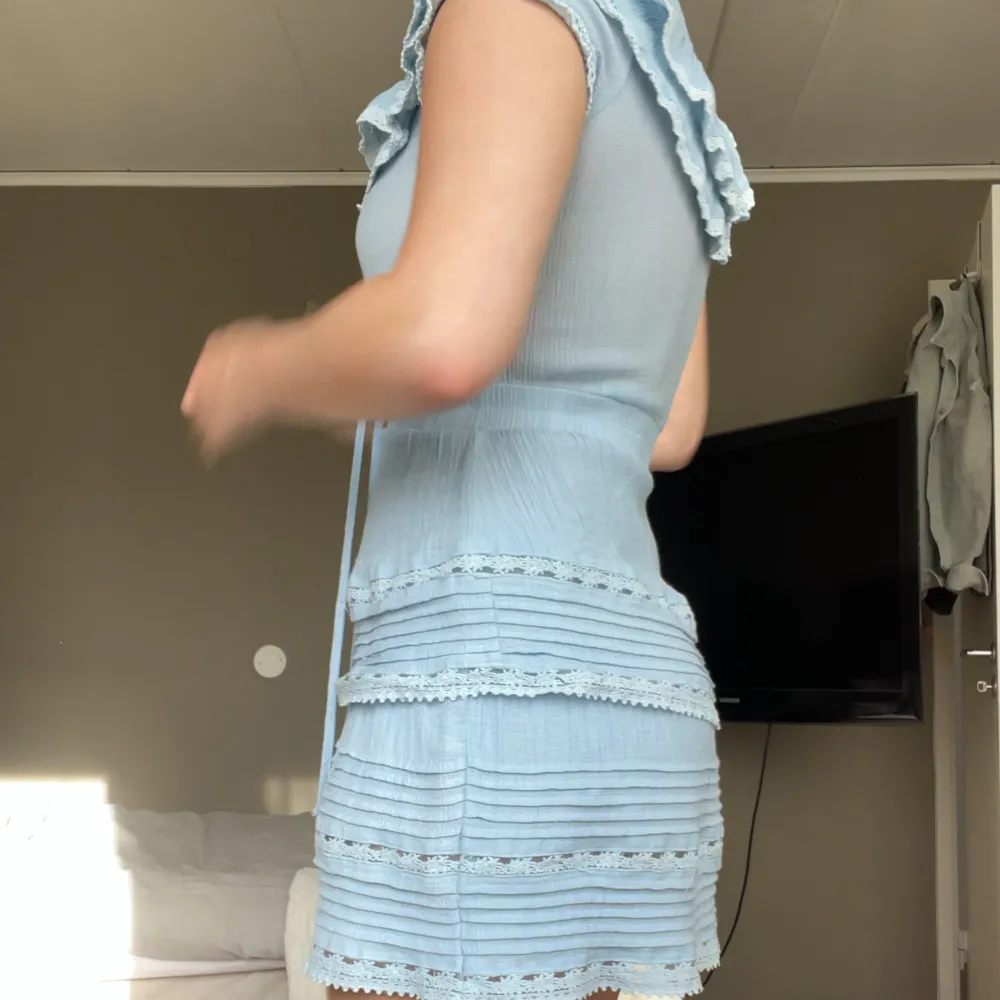 Hej! Kollar intresset på den här otroligt fina sommar klänningen, den är väldigt unik! Perfekt längd på mig som är 169 cm lång (har S-M) ❣️Skriv vid fler frågor! . Klänningar.