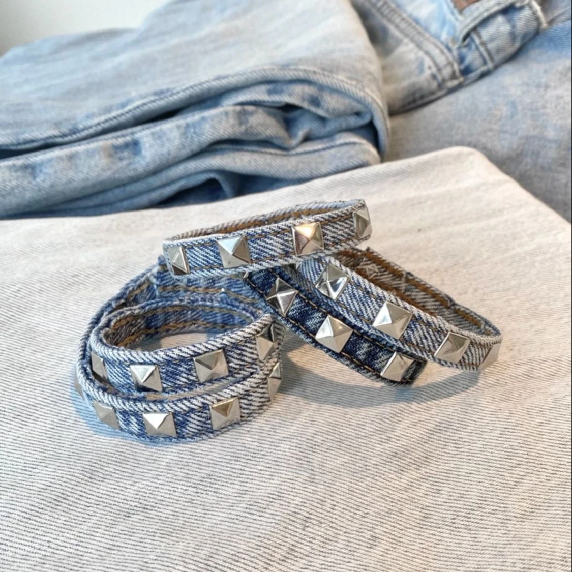 Nitarmband i jeanstyg