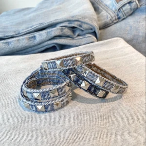 Nitarmband i jeanstyg - FRI FRAKT Välj mellan ljusblå/blå/svart/grå 100kr/st. Standardmåttet är 16cm skicka annars egen mått om du vill!! Finns guldnitar som är något större än silvernitarna Säljer även dubbel (bild4) för 190kr/st. FRI FRAKT VID KÖP AV TVÅ annars 20kr💘💘
