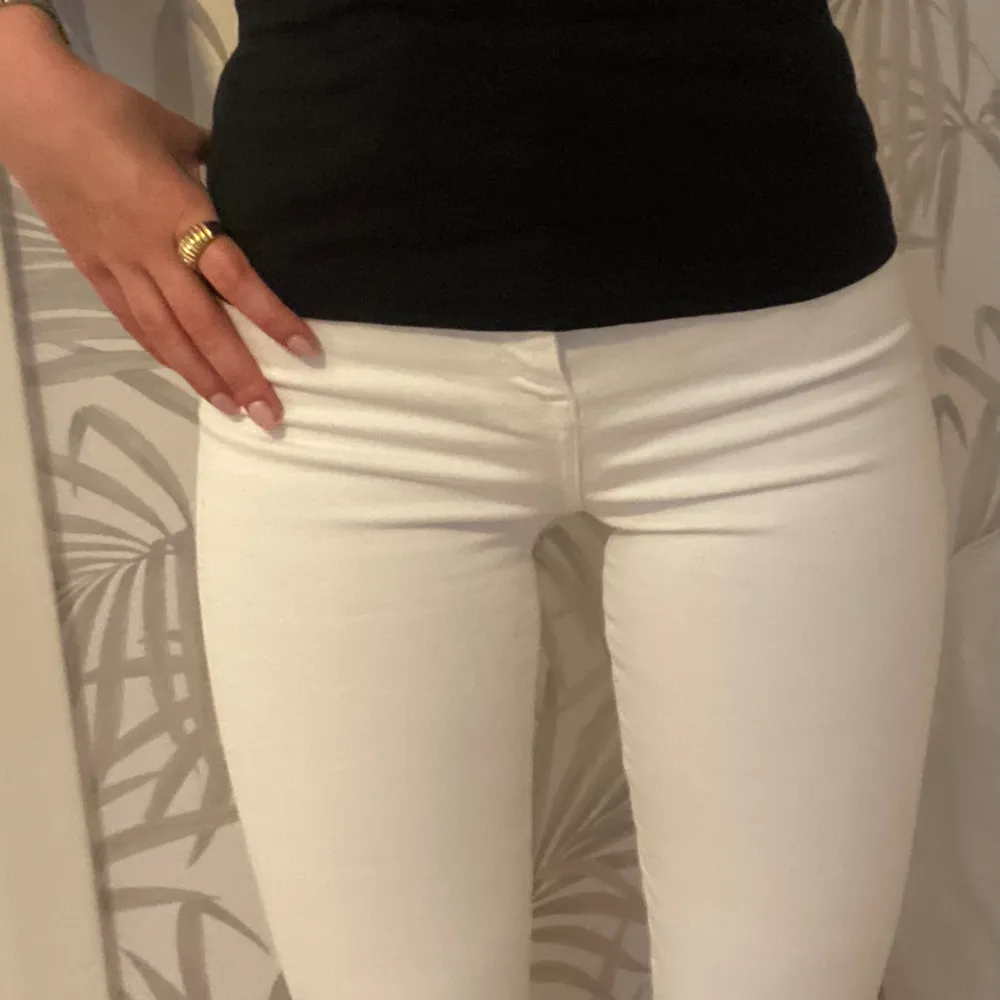 Vita högmidjade jeans med bootcut från bikbok. De är sparsamt använda och har inga defekter. De är lite små i storleken och väldigt tajta. Innerbenslängden är 81cm. Säljs inte längre men köptes för 600kr. Skriv om du har några frågor💕. Jeans & Byxor.