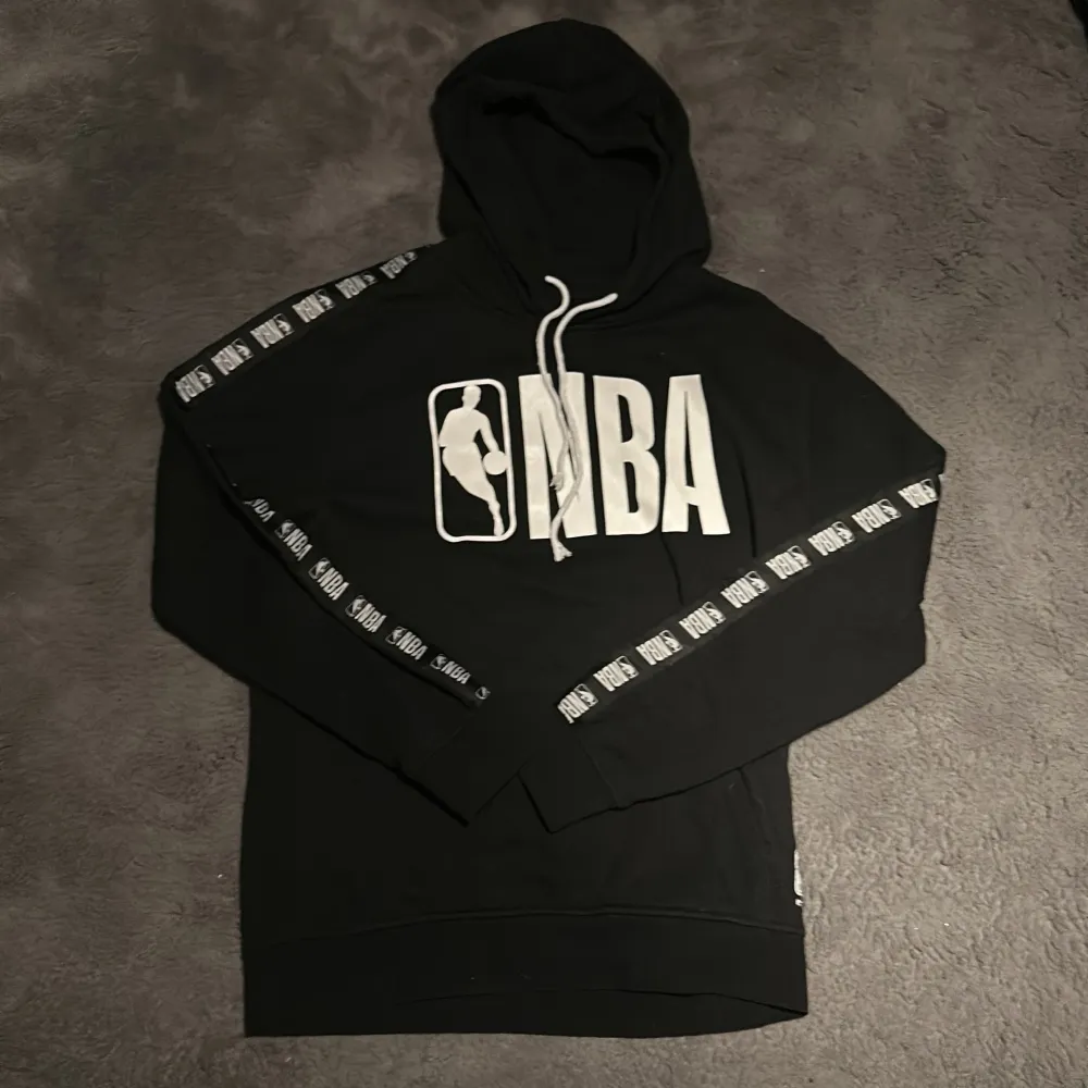 En äkta NBA hoodie i storlek M, används inte längre pågrund av att den inte passar längre men inga skador på hoodie m.m, skriv för fler bilder:). Hoodies.