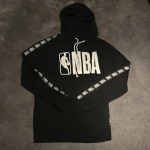 NBA - En äkta NBA hoodie i storlek M, används inte längre pågrund av att den inte passar längre men inga skador på hoodie m.m, skriv för fler bilder:)