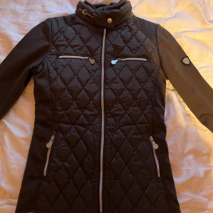 Ridjacka - Hej! Säljer min Ridjacka Mycket fint skick  Storlek XS/34