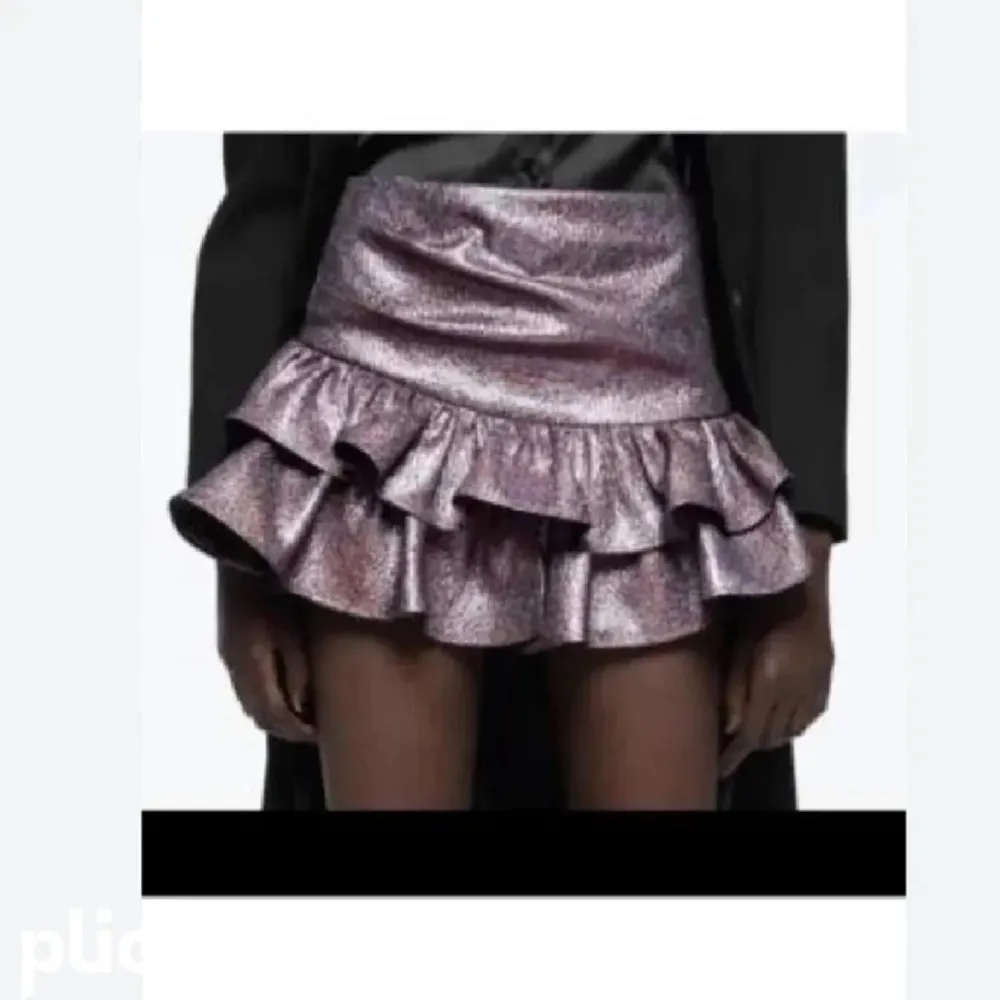 Populär zara kjol som jag säljer. Storlek M men passar mer S. Kom med förslag på pris. Budet ligger på 270 🩷. Kjolar.