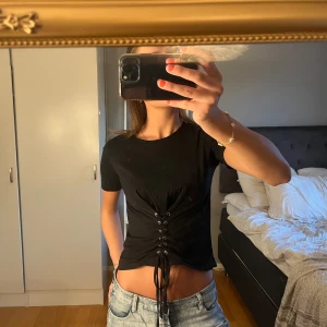 Tshirt knytning  - Cool tshirt med knytning, passar xs/s