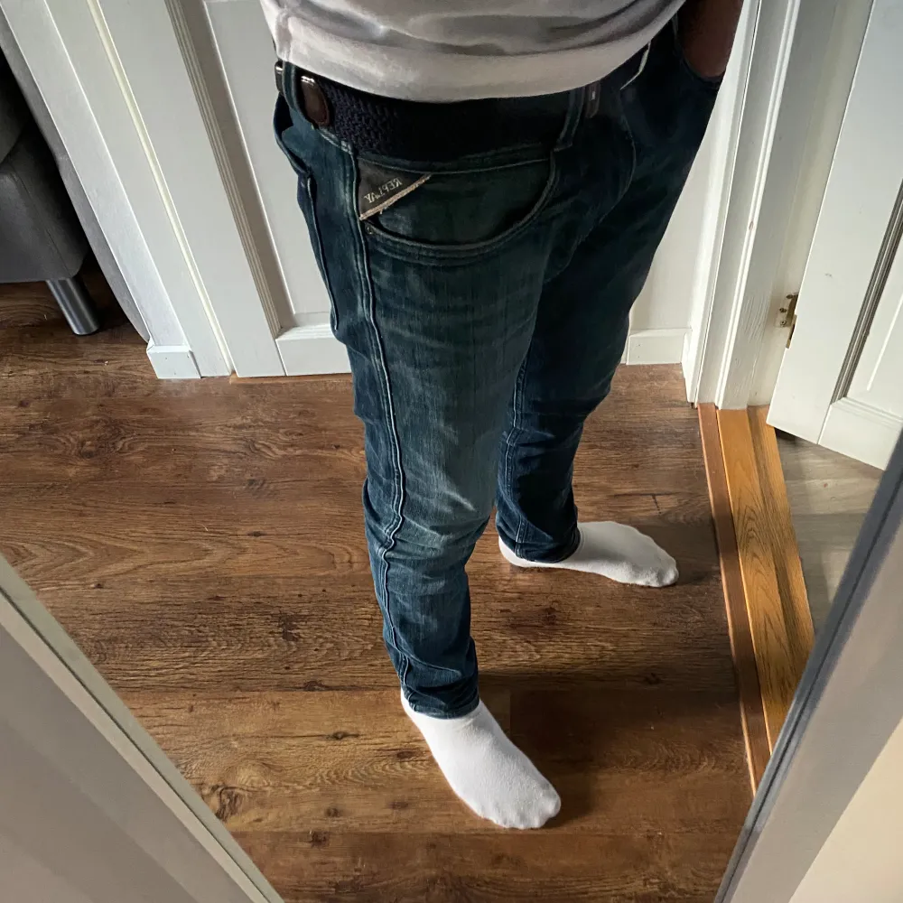Säljer mina jeans ljust för att dom är för små. Dom är modell anbass och inte så jätte skinny. Kan tänka mig att gå ner i pris vid snabb affär👍🏻skick 9/10 Skriv gärna om du har frågor 🙌🏻. Jeans & Byxor.