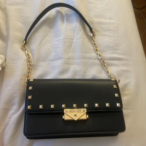 Väska - Säljer min väska den är nästintill ny