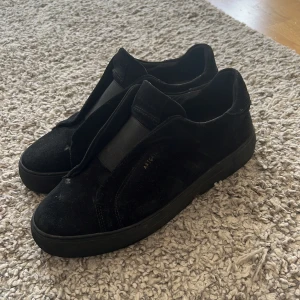 Axel Arigatos Laceless skor - Axel Arigato laceless svarta i storlek 42, bra skick. Säljer för att dom är för stora.