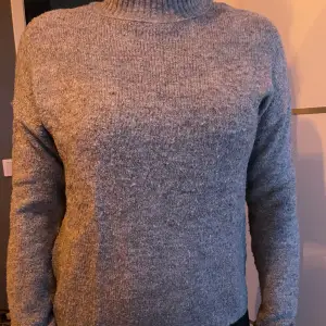 Jättefin grå stickad tröja i storlek 164 men den är väldigt stor i storleken och är som M i storleken. Hon som provar har vanligvis M❤️ Minns inte vart den kommer ifrån men tror vero moda!