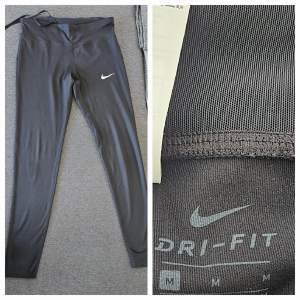 Nike tränings thights i storlek M; Färg: svart. Tightsen är använda ett fåtal gånger och är i mycket fint skick, säljs då dom inte passar mig i storleken längre.Köpt från Zalando.❌️Seriösa  köpare❌️PRIS KAN DISKUTERAS.