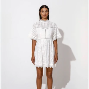 Studentklänning by malina. Malina claire  - Vit studentklänning från malina. Den heter malina claire o köpt på NK för 2500kr. Endast använd en gång. 