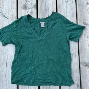 En basic mörkgrön v-ringad t-shirt från Lindex i storlek XS! Skulle dock säga att den är mer av en S 💞 