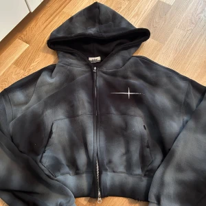 Hoodie - Crop hoodie, inte min stil men snygg, inga defekter :) tjockt material