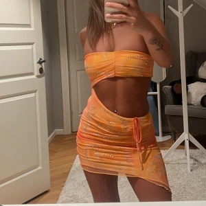 Oh Polly klänning  - Jättefin Oh Polly klänning, köptes för 2 år sedan och har använt klänningen 1 gång. Säljer då den inte kommer till användning 