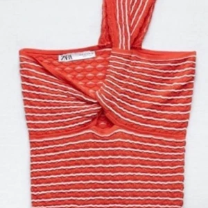 Zara top - Säljer en super söt Zara top som jag inte använt, nypris var omkring 360 kr och säljer för 200 kr☀️så söt till sommaren! Pris kan diskuteras vid snabb affär och skriv för fler frågor eller bilder 💗